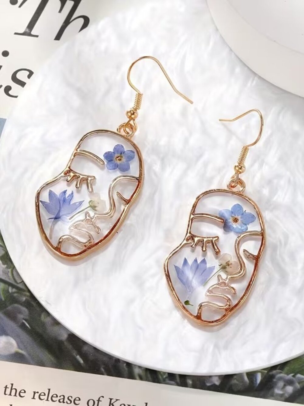 🆕️   Artisan Hand Made Resin & Real purple floral face outline earrings    NWOT